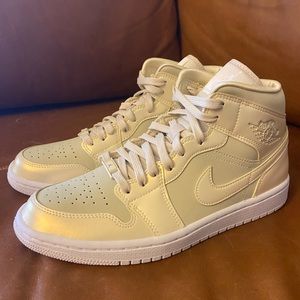 WMNS AIR JORDAN 1 MID SE